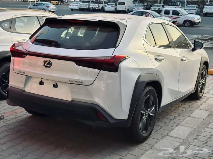 لكزس UX300 AH موديل 2024 وارد عبد اللطيف جميل 4