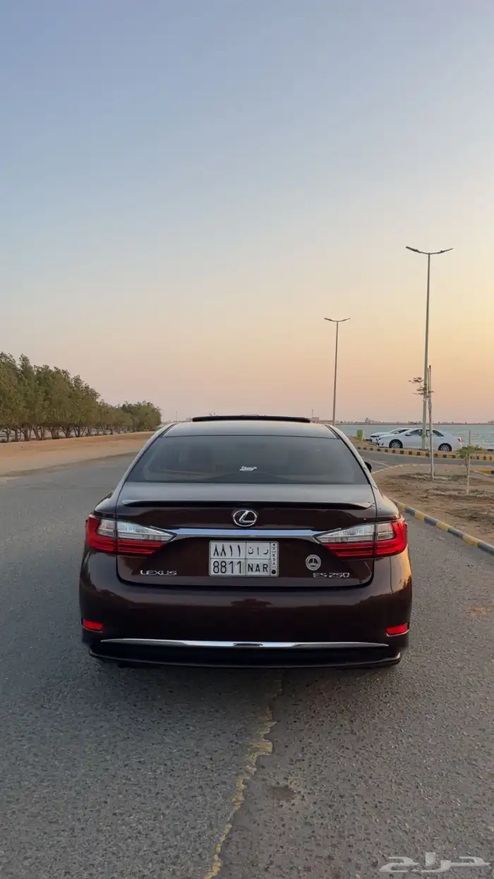 لكزس اي اس 2017 4