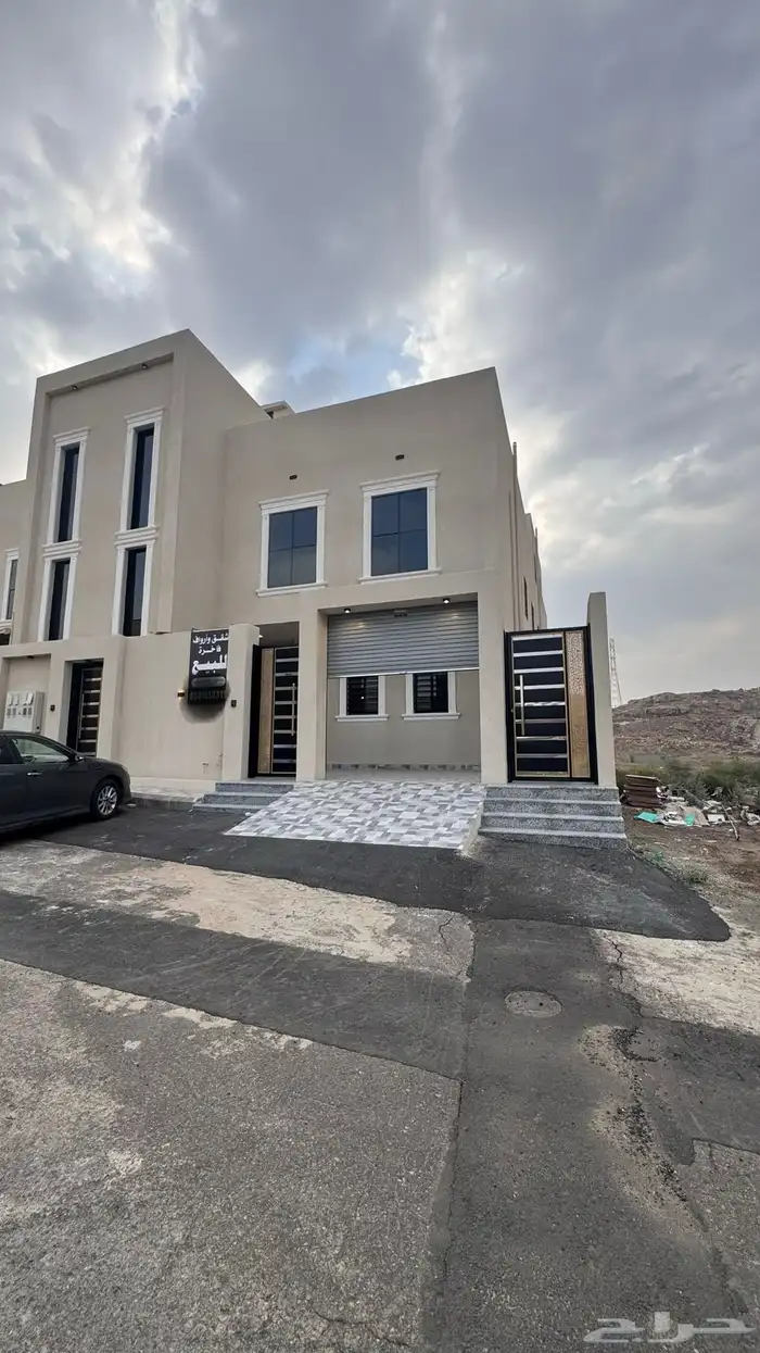 للبيع شقه ارضيه 6 غرف مع حوش وبايكه من 570 الف ابها 0