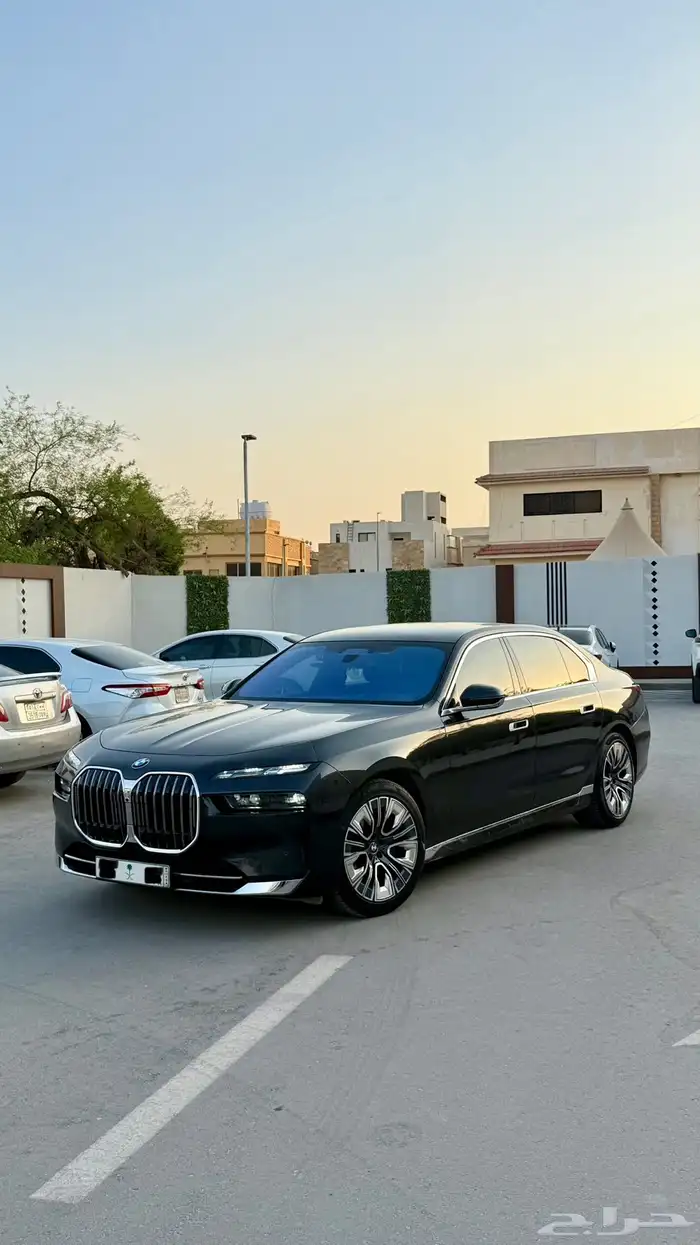 بس ام دبليو 735 رصاصي غامق 2023 ناغي 1