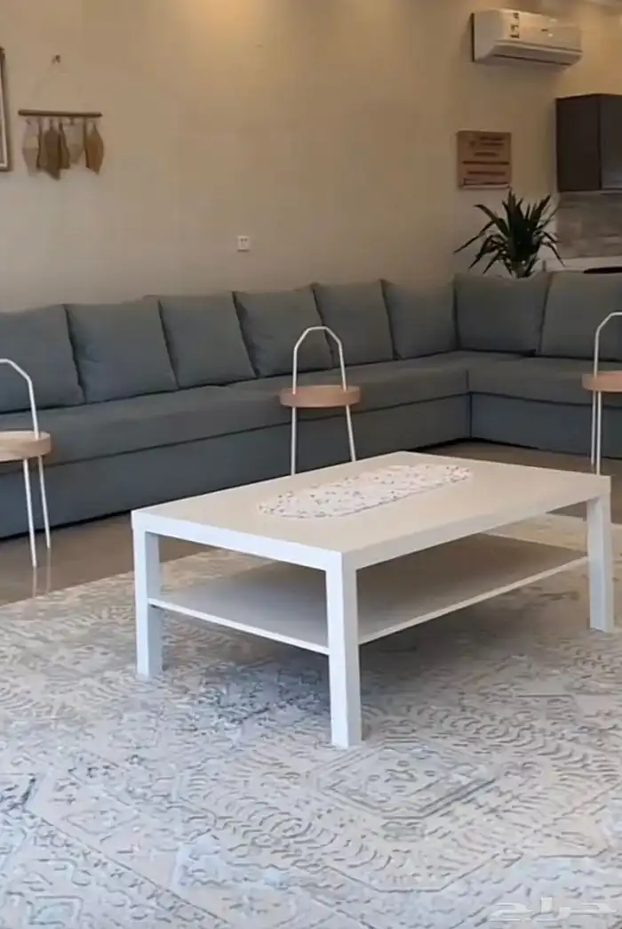 طاولة بيضاء من اكيا 0