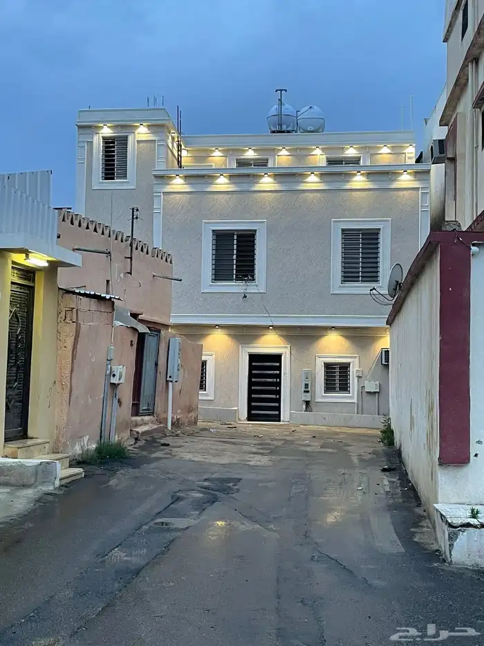 بيت عباره عن دورين وملحق 0