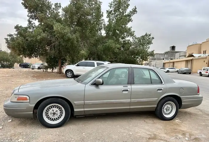 كراون فكتوريا أمريكي موديل 2000 1