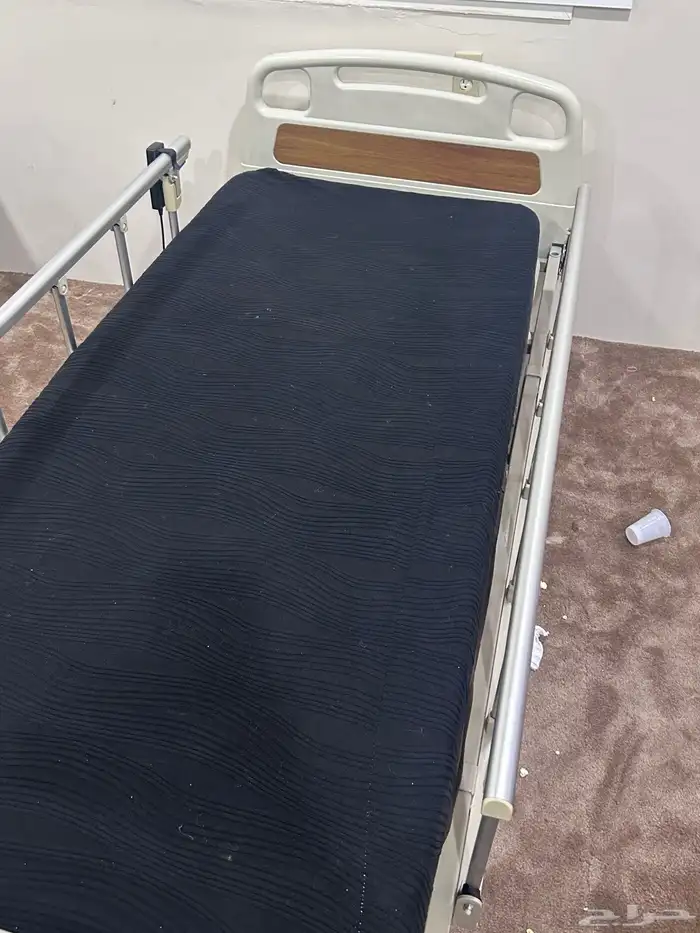 سرير كهربائي طبي فيه كفرات من تحت والسرير يشتغل فيه حواجز 0