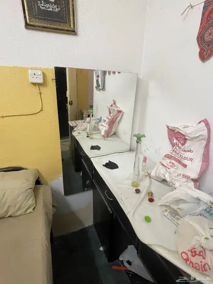 مكاتب وتسريح و سرير ومريه 1