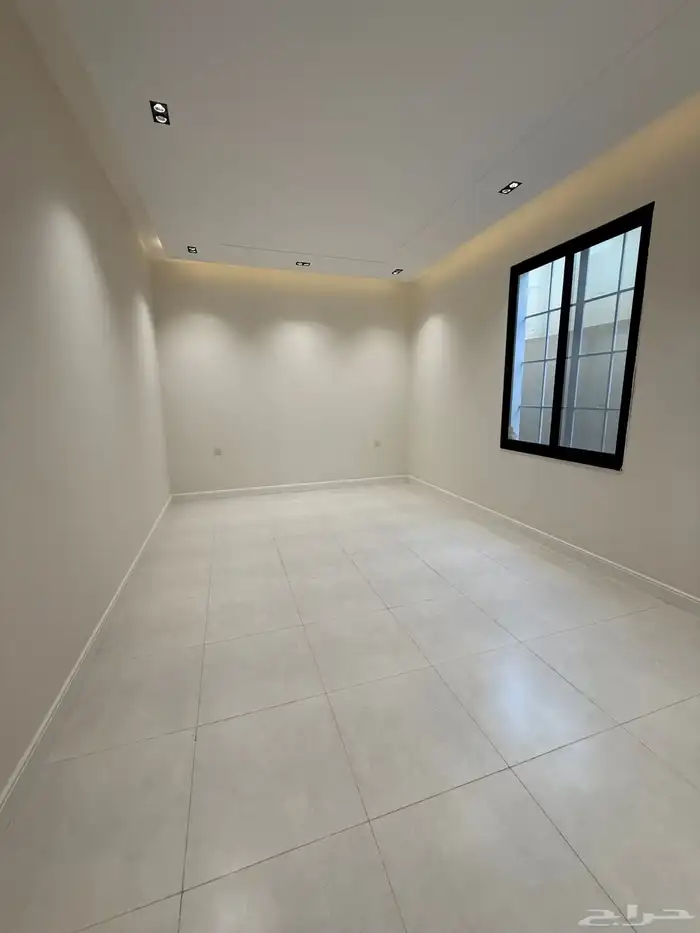 للبيع أدوار أرضيه بحوش وشقق علويه حي حطين مقابل مطار ابها 14