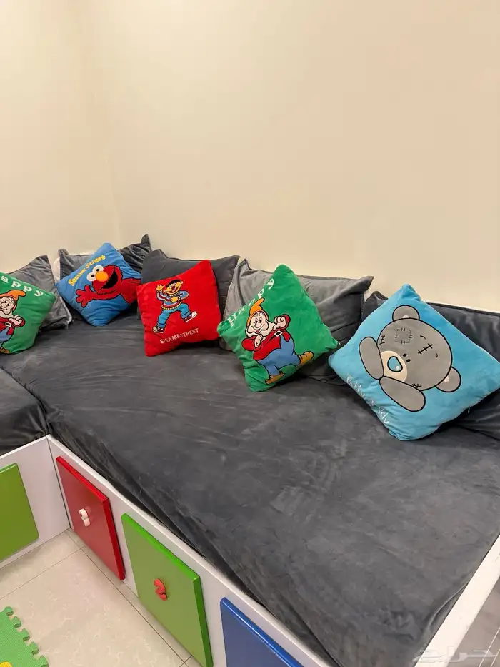 سرير شكل بيت بخشب قوي مع كنب حرف ال بنفس التصميم 1