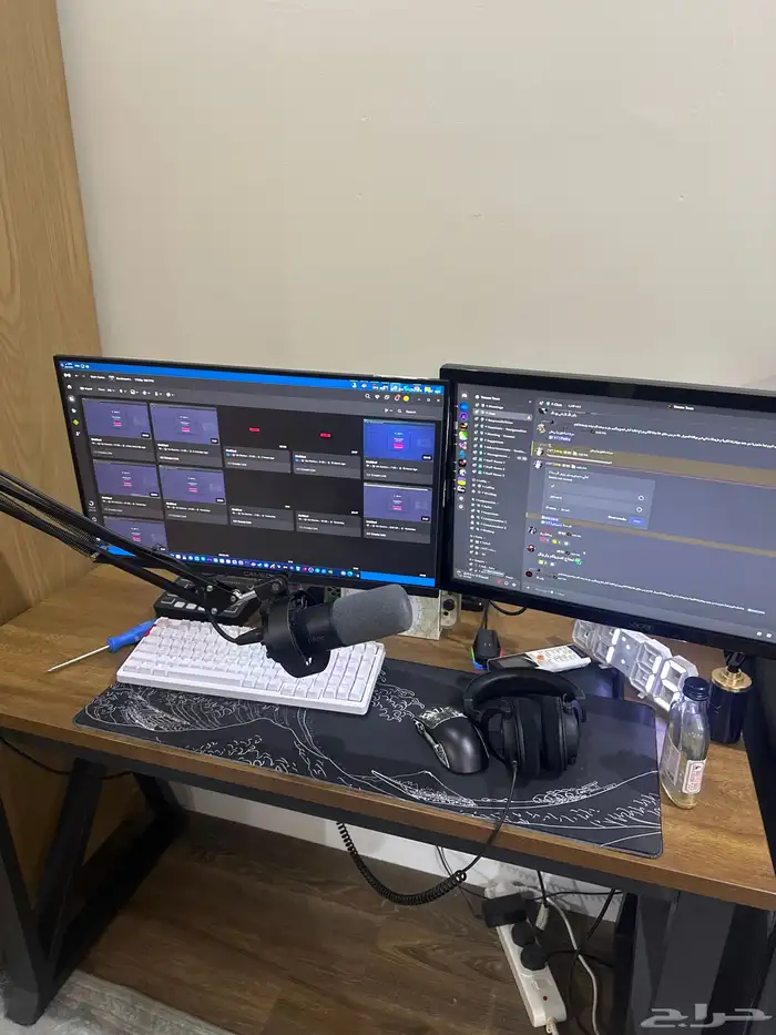 للبيع pc مع شاشتين و ماوس و كيبورد 2
