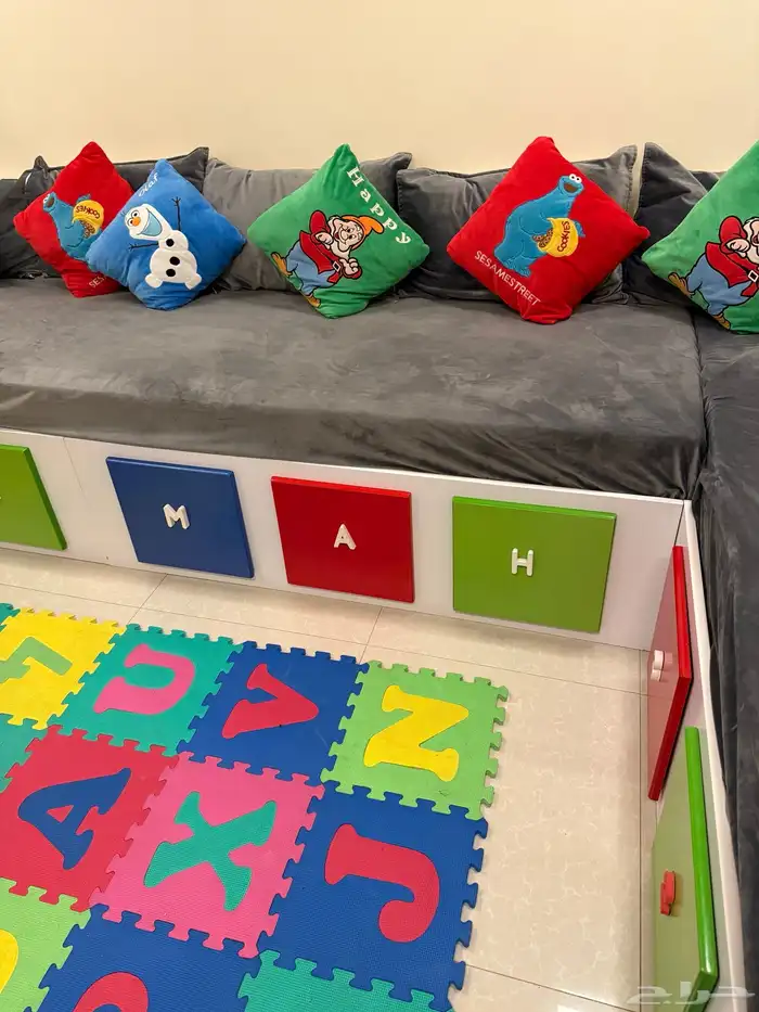 سرير شكل بيت بخشب قوي مع كنب حرف ال بنفس التصميم 2