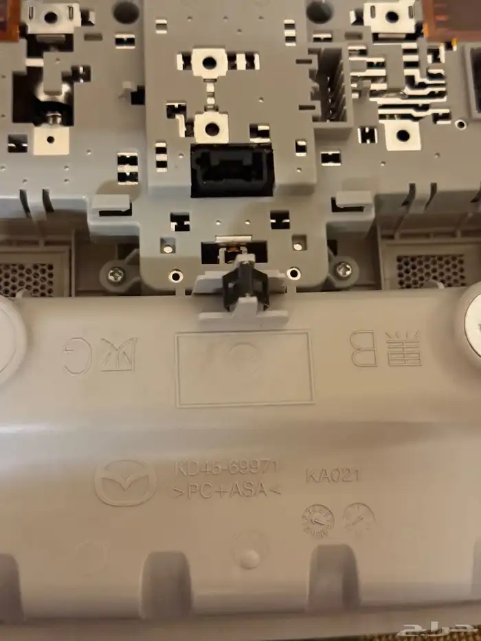 لمابت سقف مازدا 6 فل كامل اصليه وكاله وراكب عليها سهاري 3