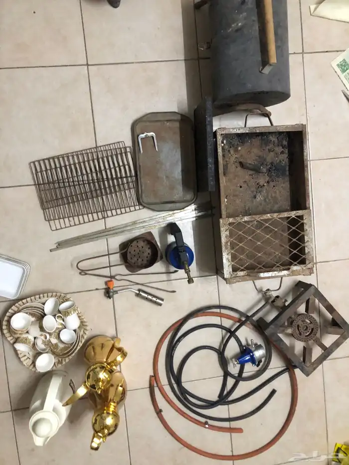 مجلى رخام حوضين وخلاط جروهي ومنظم غاز واغراض مطبخ متفرقة 6
