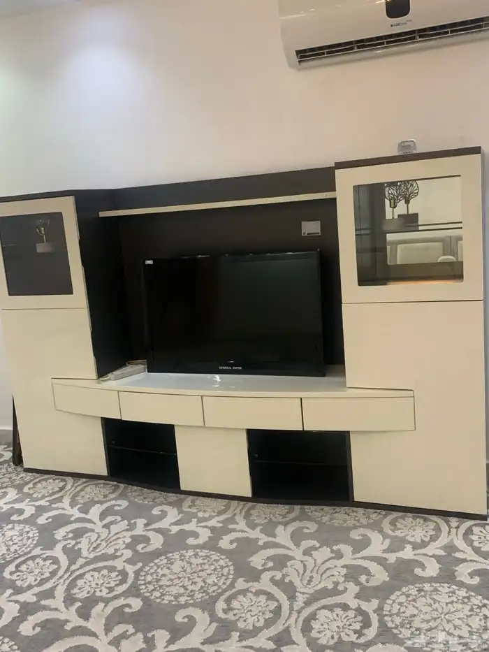 دولاب مجلس مع أربع طاولات 2كبيره و اثنين صغيره 0