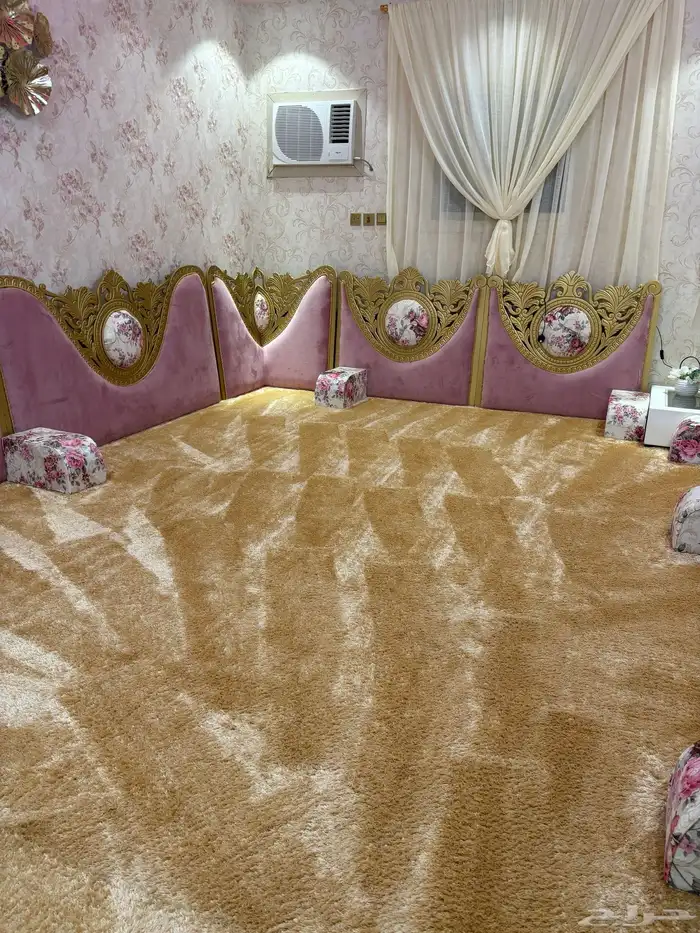 للبيع ب 3000مساند خشب وفراش نظيف وجديد مع الطاوله 1