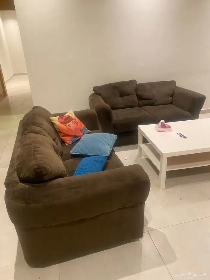 كنب من المنزل مستعمل ونظيف ومعاه طاولة تلفاز وتسريحه 1