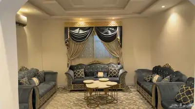 مجلس نساء ورجال كلاسيكي مع الستاير والطاولات ومساند مشب index