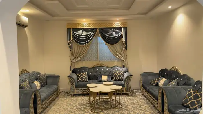 مجلس نساء ورجال كلاسيكي مع الستاير والطاولات ومساند مشب 4