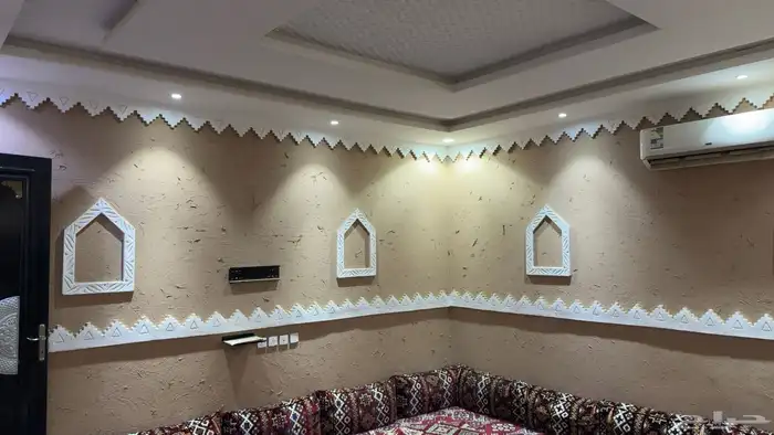 مجلس نساء ورجال كلاسيكي مع الستاير والطاولات ومساند مشب 1