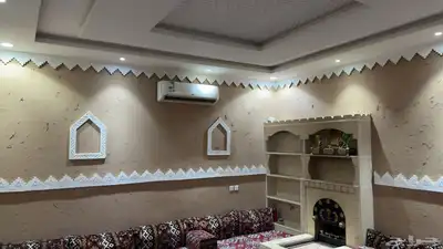 مجلس نساء ورجال كلاسيكي مع الستاير والطاولات ومساند مشب index