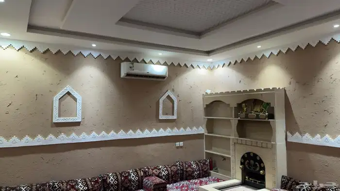 مجلس نساء ورجال كلاسيكي مع الستاير والطاولات ومساند مشب 2