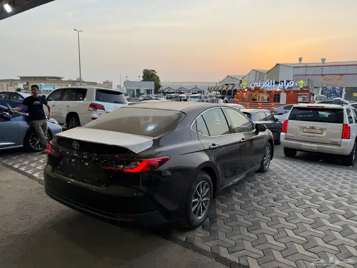 كامري E استاندر 2025 اسود اصفار 10