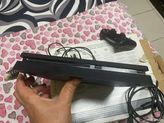 بلايستيشن 4 مع ذراعين بحاله الزيرو 5