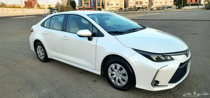 تويوتا كورولا 2023 اتوماتيك شاشة كاميراخلفية ابيض لولي 2