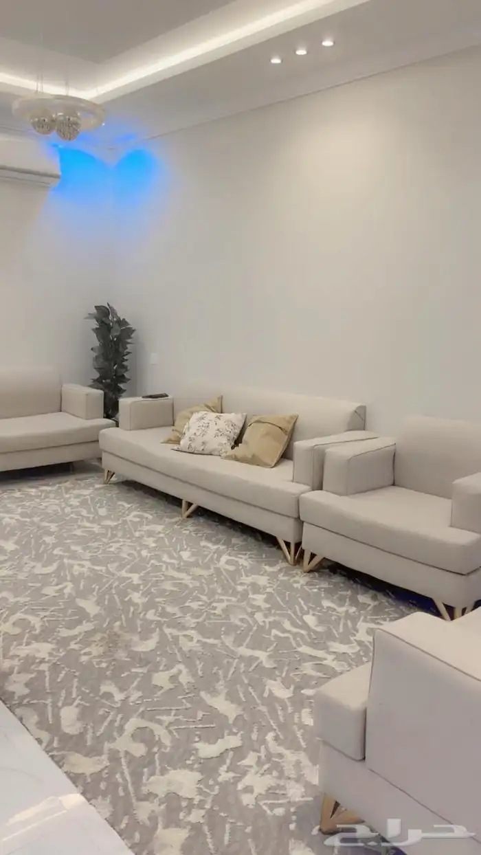 شقة مفروشة ويوجد غرفه مع صالة وسطح 0