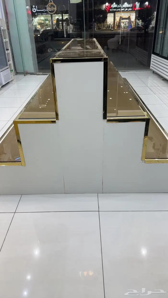طاوله للعرض للبيع وأرفف 1