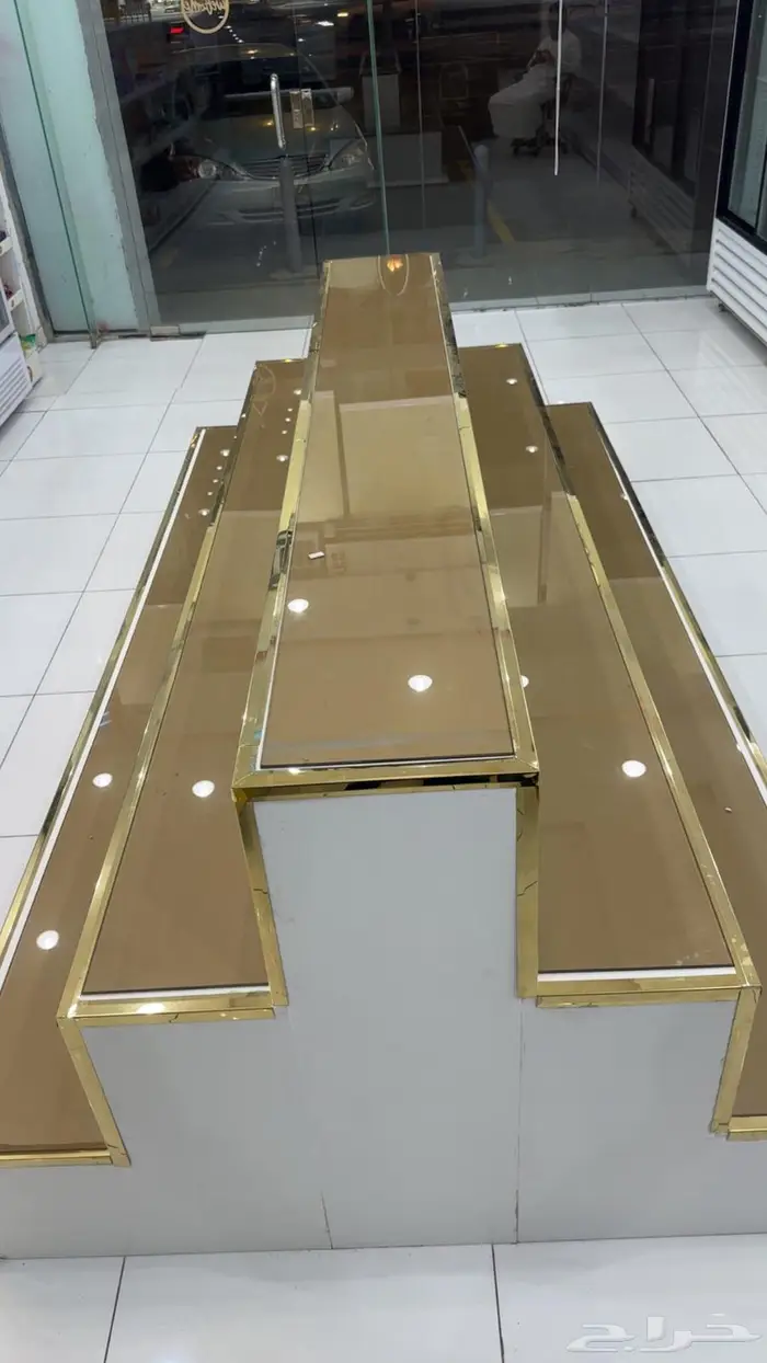 طاوله للعرض للبيع وأرفف 0