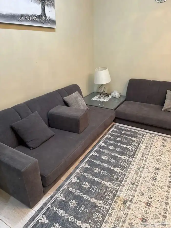 مجلس مع الزوليه مع طاولات الخدمه اربع والاساسيه وحده 1