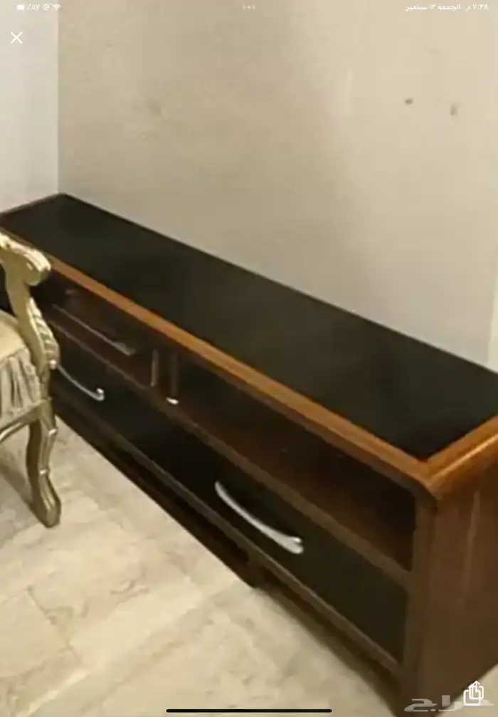 اثاث طاولة تلفزيون وكرسيين ولوحات فنيه 0