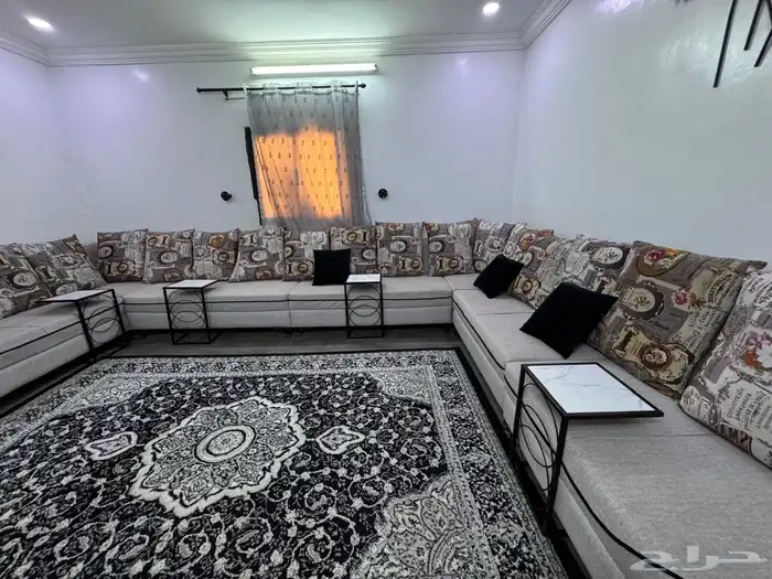 كنب مستعمل نظيف مع اربع طاولات وعربية تقديم 0