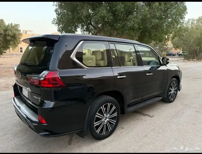لكزس LX 2021 أسود 8