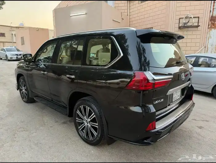 لكزس LX 2021 أسود 12