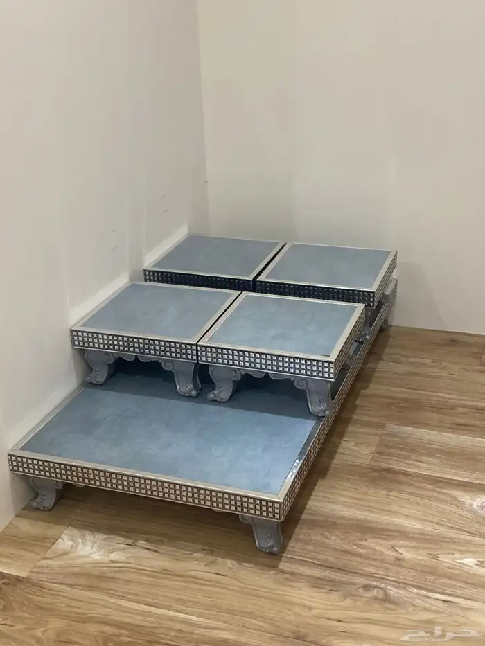 طاوله كبيره ومعها 4 طاولات خدمه 2