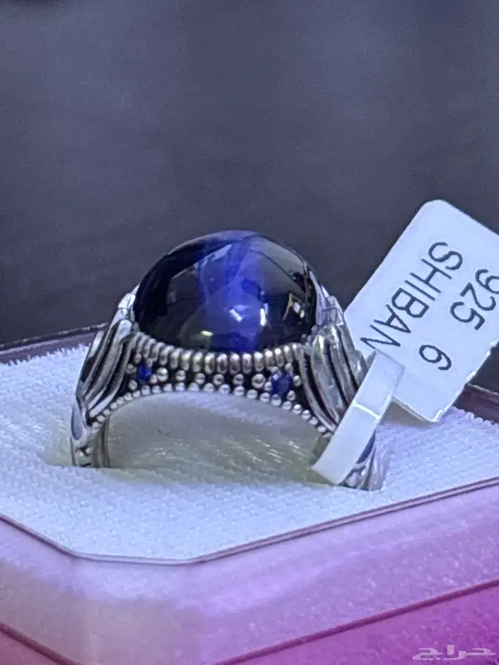 خاتم فخم بحجر أسود لامع يرمز للهيبة والوقار والأناقة 2