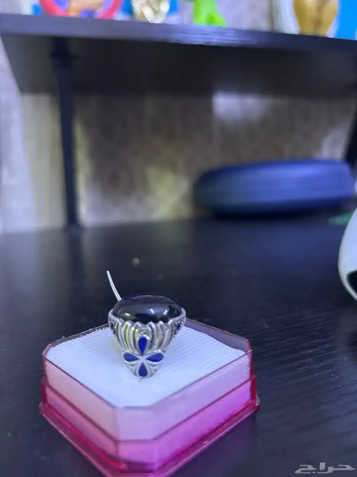 خاتم فخم بحجر أسود لامع يرمز للهيبة والوقار والأناقة 1