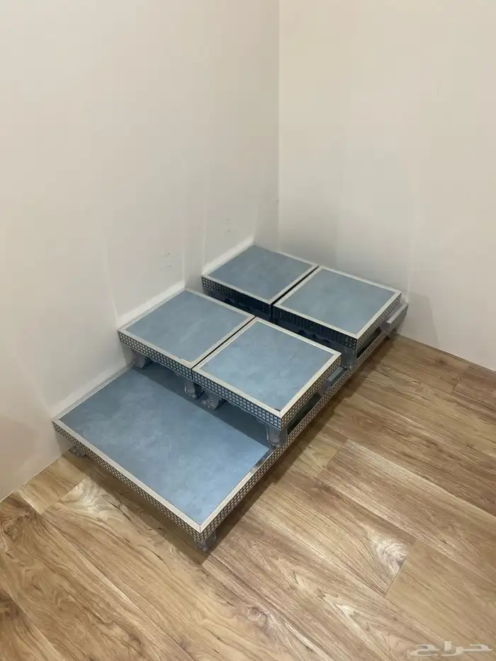 طاوله كبيره ومعها 4 طاولات خدمه 0