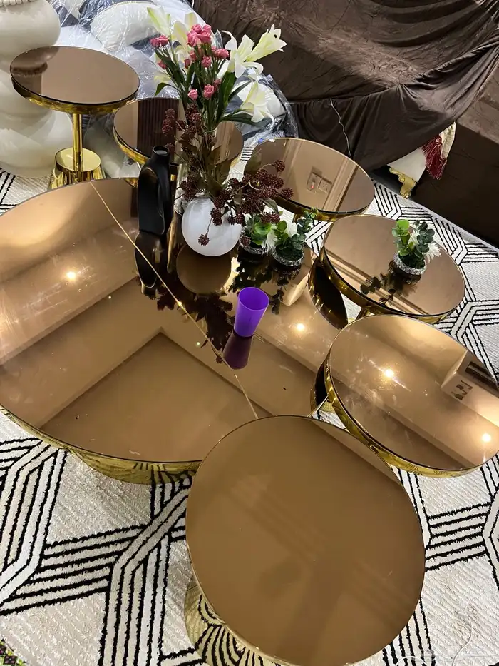 طاوله مع 6 خدمات 1