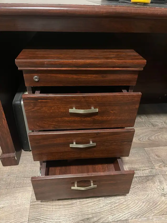 طاوله مكتبيه فاخره 3