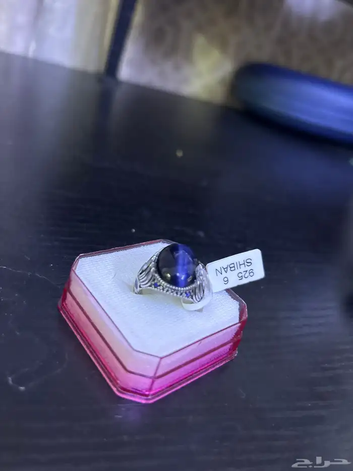 خاتم فخم بحجر أسود لامع يرمز للهيبة والوقار والأناقة 0