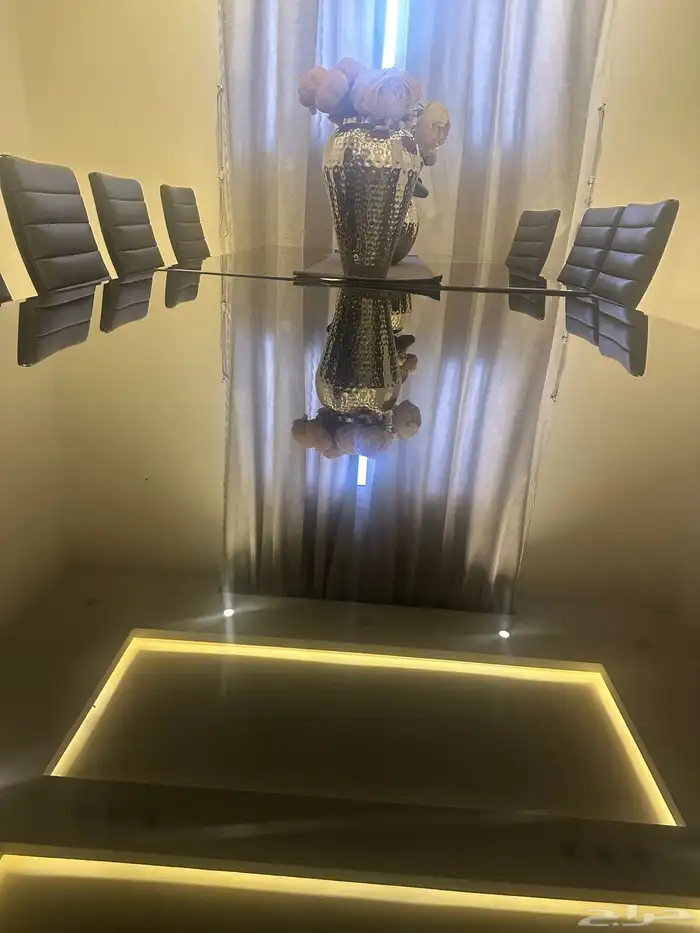 طاولة طعام او اجتماعات مكونه من 12 كرسي بحاله ممتازه 1