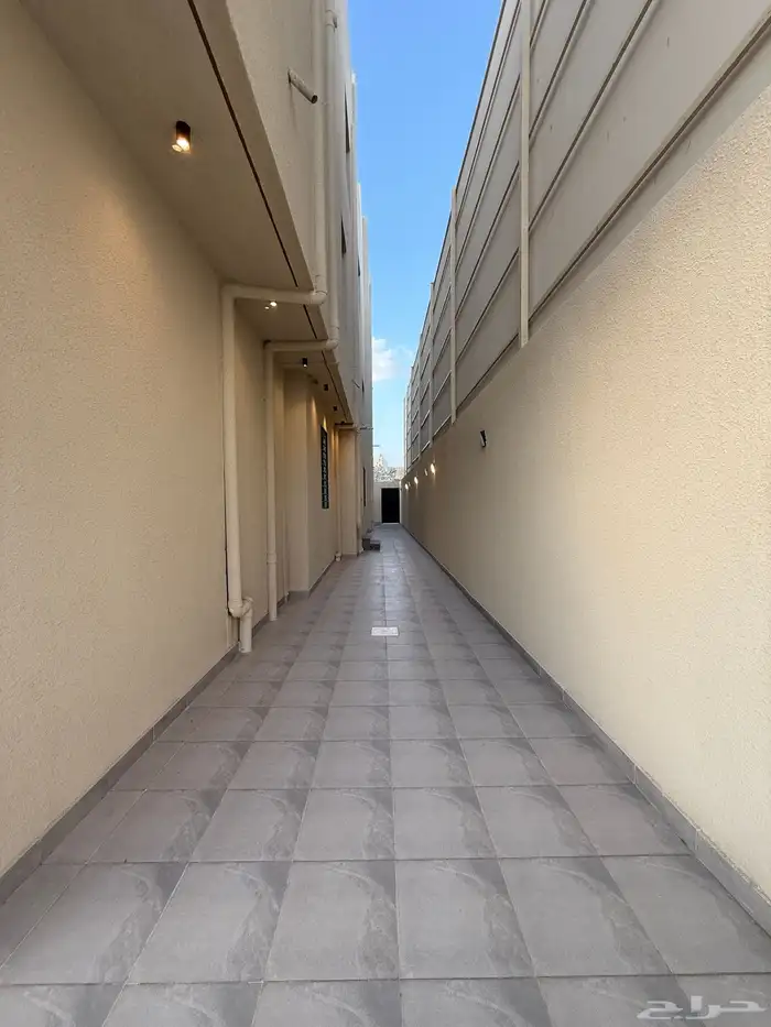للبيع شقق ارضيه ببايكة سيارة وشقق علويه ف ابها المحاله 4