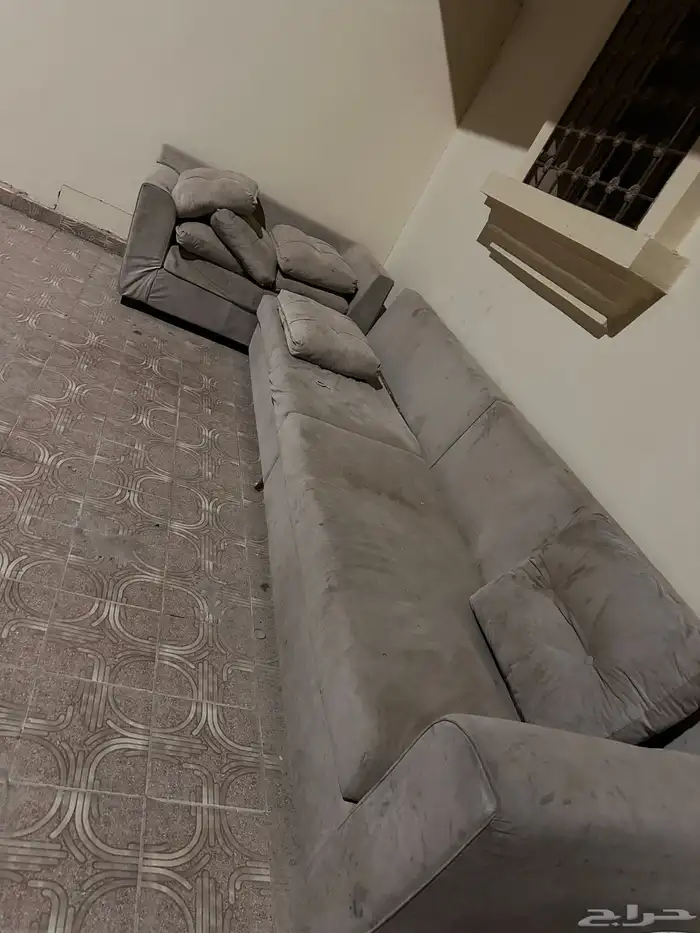 كنب ما احتاجه الي يبغاه ياخذه له فتره في الحوش 1