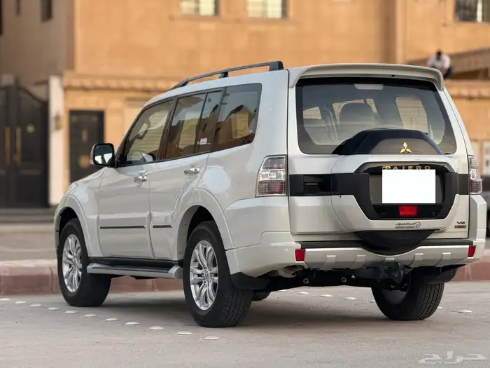 ميتسوبيشي باجيرو 3.5 علامات ذهبية موديل 2022 نظيف جدا 4