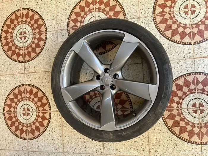 جنوط اودي A8 نظيفه جدا 0