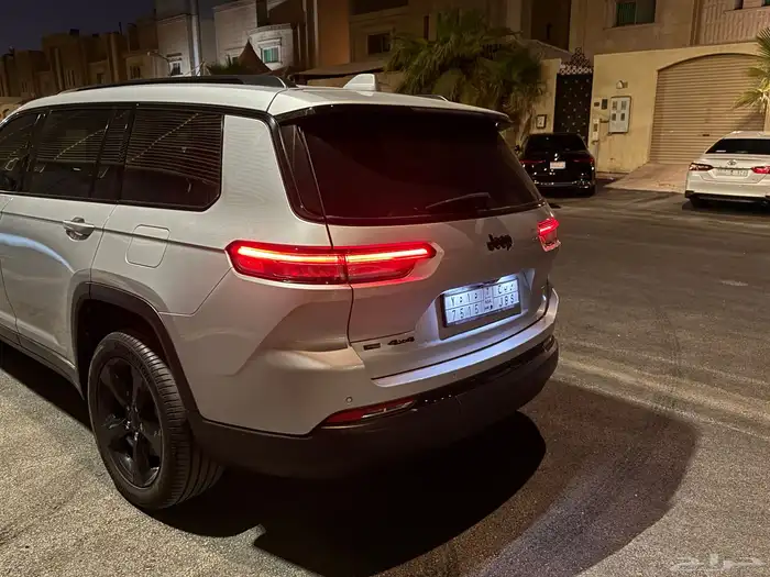 سيارة جيب جراند شيروكي latitude L 6