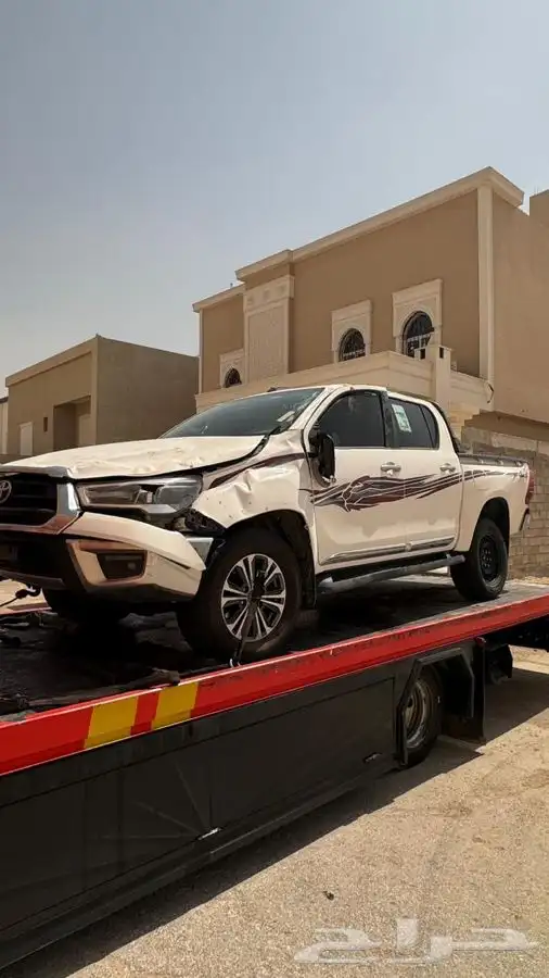 هايلكس فل كامل موديل 2024 قير عادي ممشى 87 منقلبه وللبيع 1