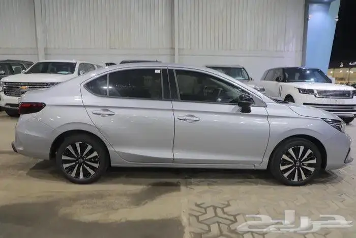 هوندا سيتي LX سبورت نص فل شاشة اربعة سلندر موديل 2024 3