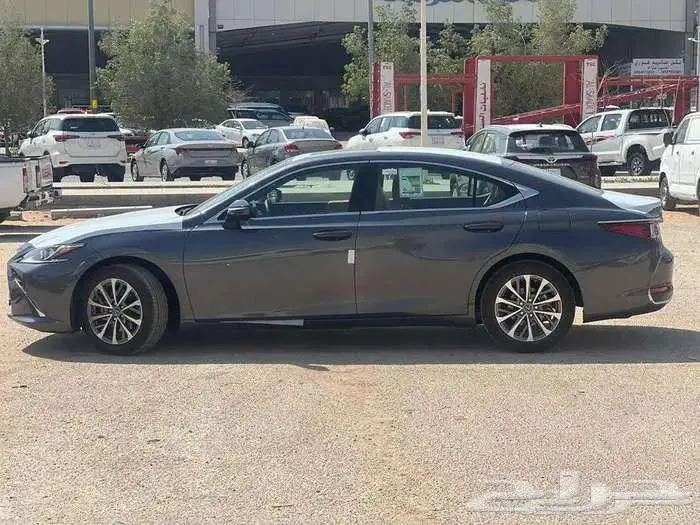 لكزس ES250 AA بنزين رمادي 2025 3